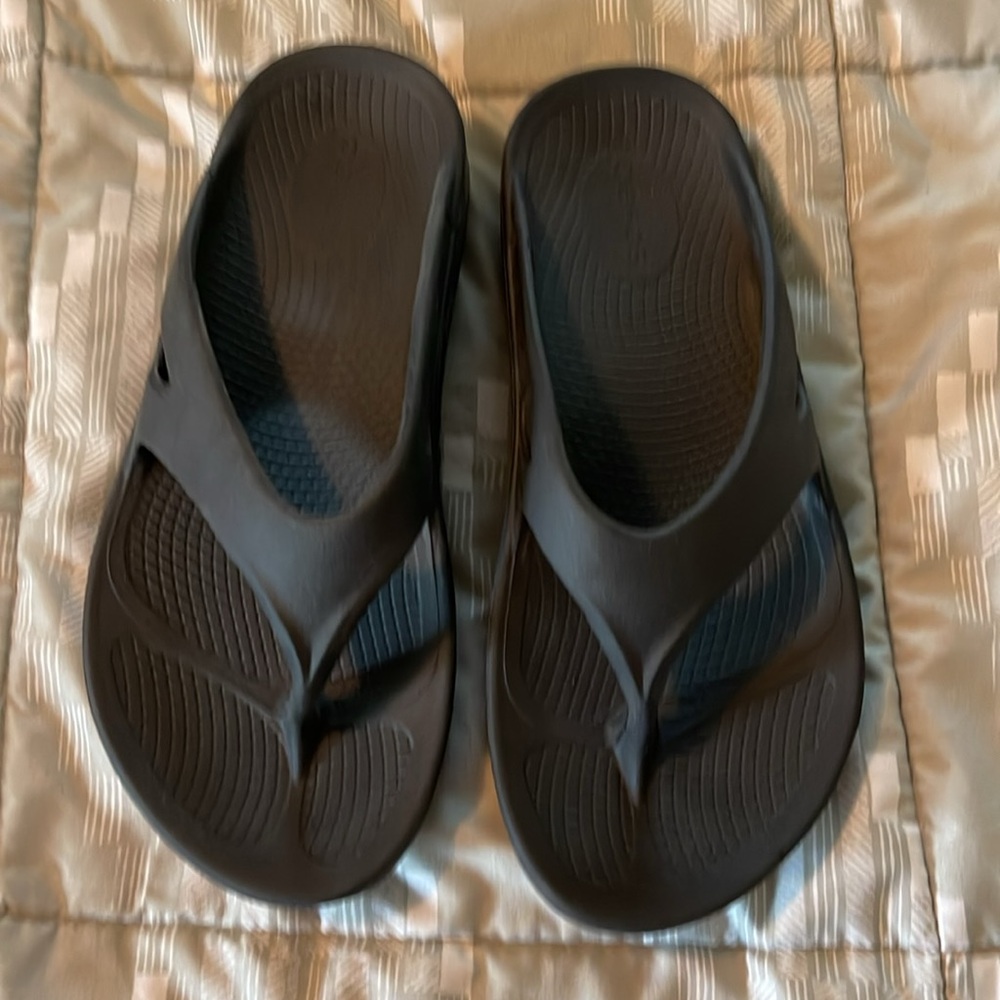 OOFOS original flip flop. Women’s sz 8 (men’s size 6) Black - Picture 3 of 6